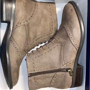 Size 9 boots Adrienne Vittadini barely worn